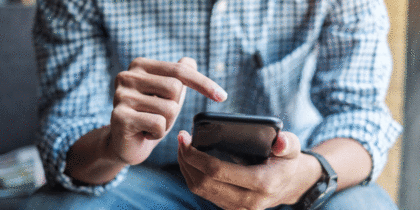Mains tenant une tablette