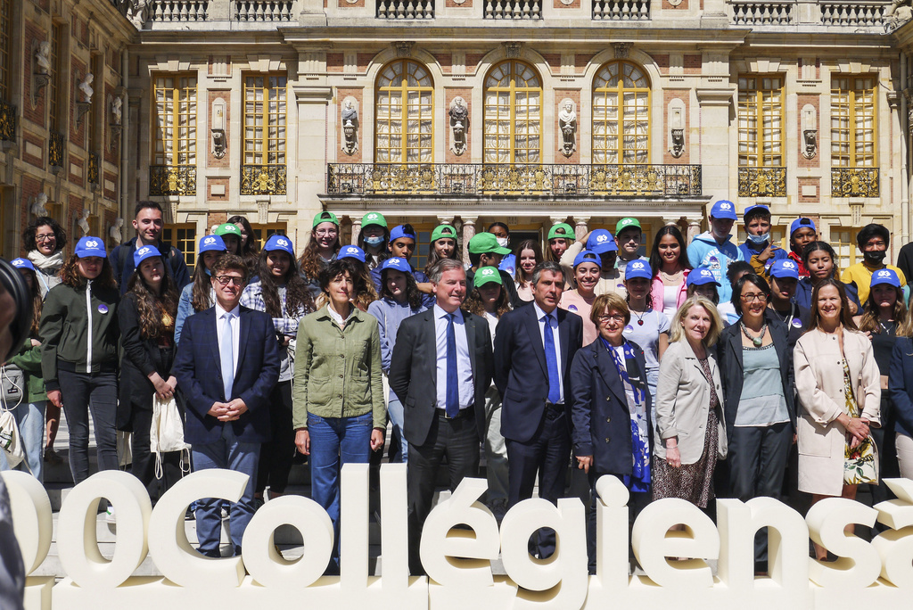 5000 coll&eacute;giens &agrave; Versailles 2022 : la vice-Pr&eacute;sidente Nathalie L&eacute;andri et le Pr&eacute;sident Pierre B&eacute;dier avec les &eacute;l&egrave;ves