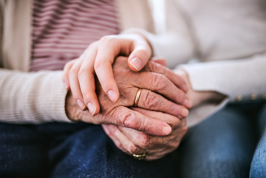 Main d'adolescente tenant une main de grand-m&egrave;re