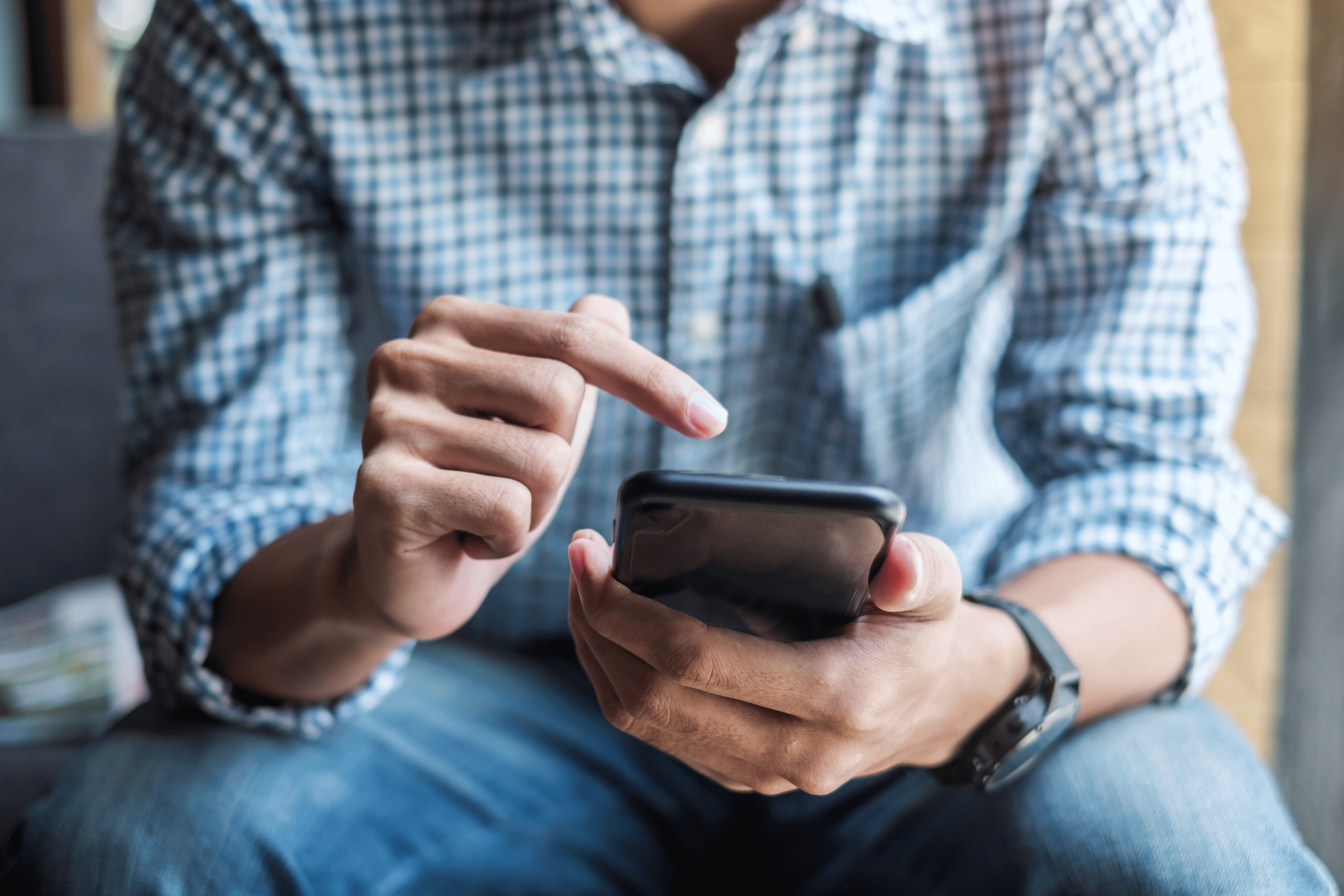 Mains tenant une tablette